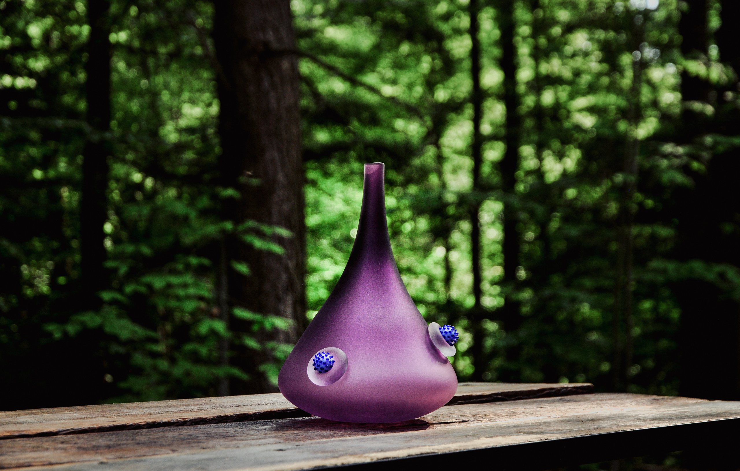 vase POUSSE en verre soufflé violet. Caroline Ouellette