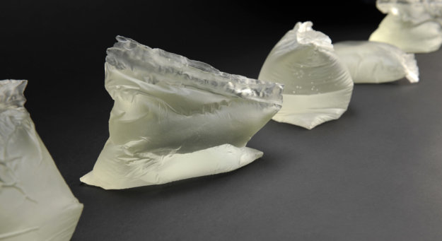 IN VITRO: sacs en verre coulé fabriqués à l'atelier de verre Welmo par Caroline Ouellette