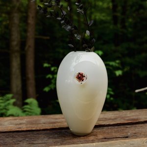 vase GRENADE en verre soufflé blanc. Caroline Ouellette