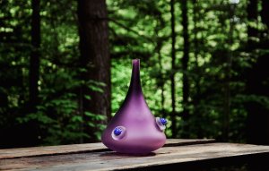 vase POUSSE avec perles en verre soufflé violet. Studio Welmo