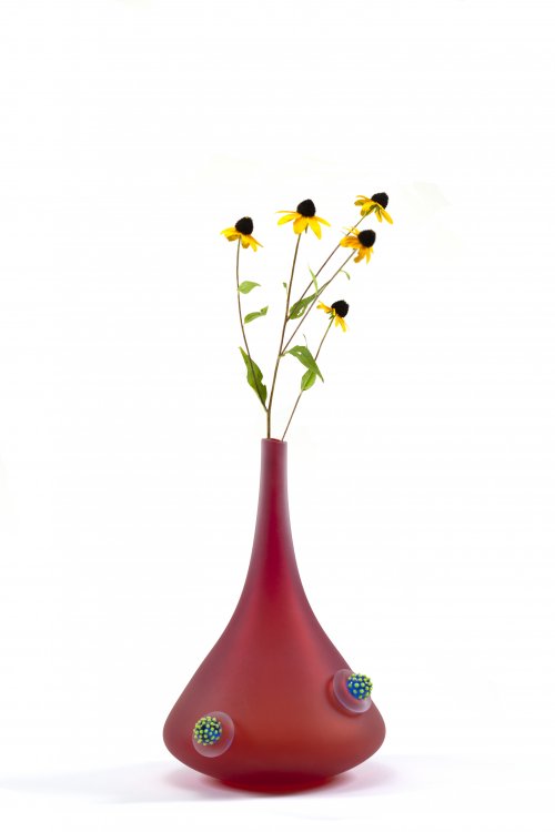 Vase POUSSE en verre soufflé rouge avec fleurs jaune. Studio Welmo